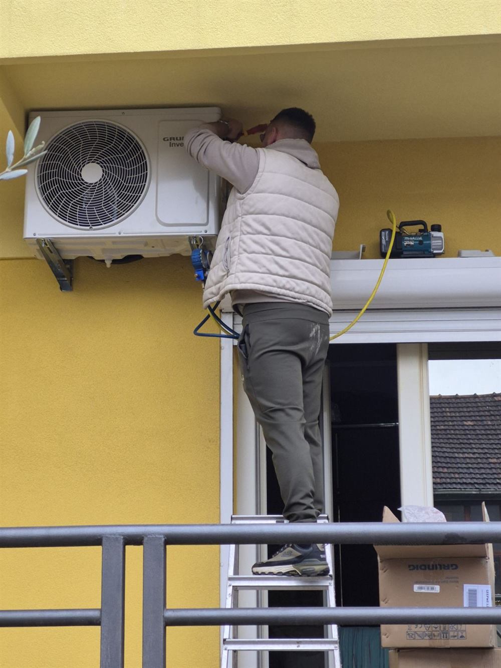 Krečenje zida nakon montaže klime