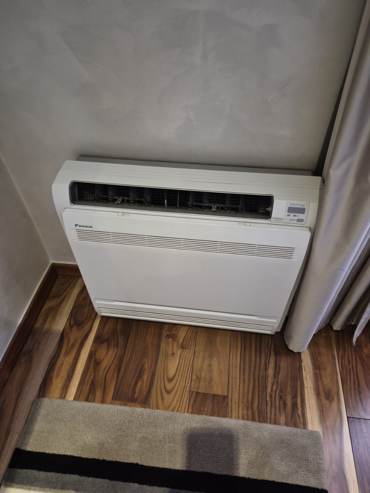 Daikin parapetna klima nakon profesionalnog servisa u stanu u Podgorici