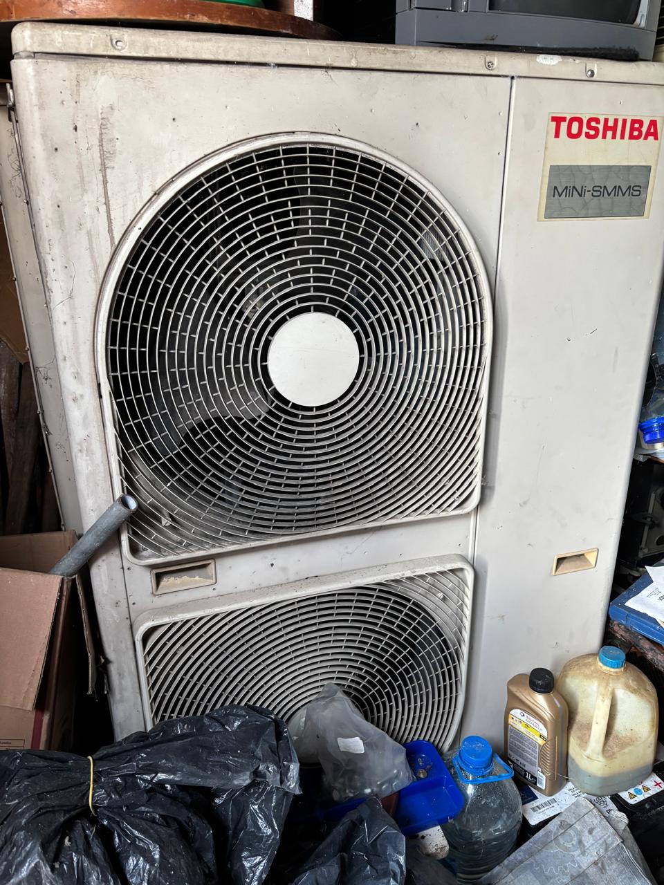 Tehno Cool serviser mjeri pritisak na Gree inverter klimi tokom Gree servisa u Podgorici