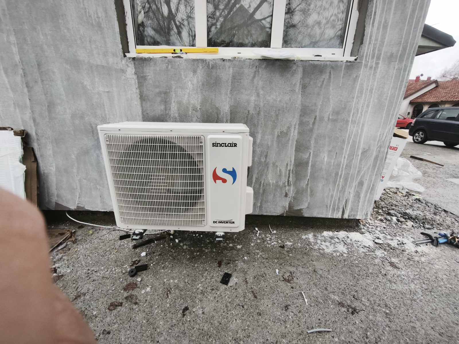 Ledi se spoljna jedinica klime – uzroci i rješenje