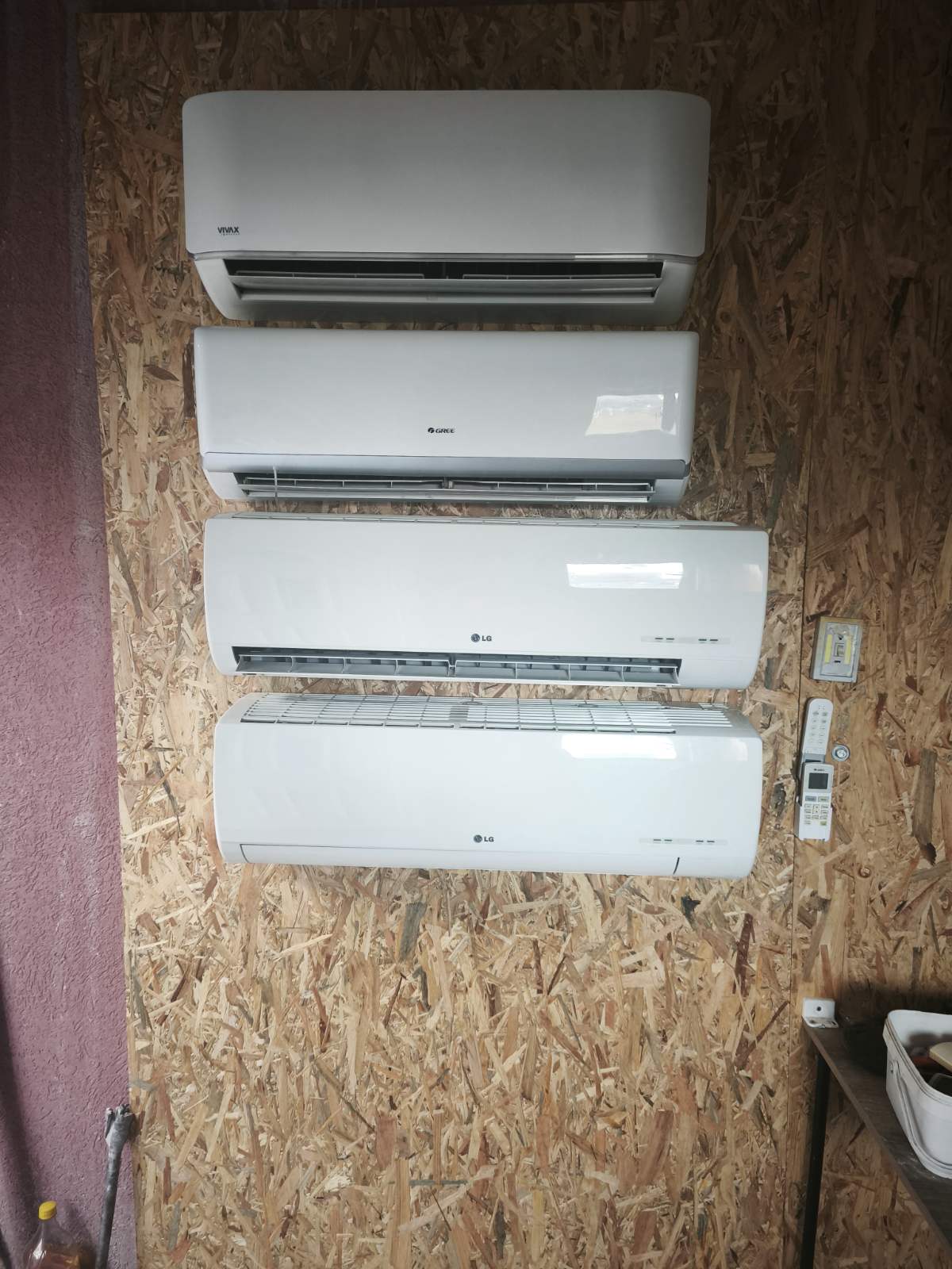 Tehno Cool serviser radi na Vivax inverter klimi tokom Vivax servisa u Podgorici